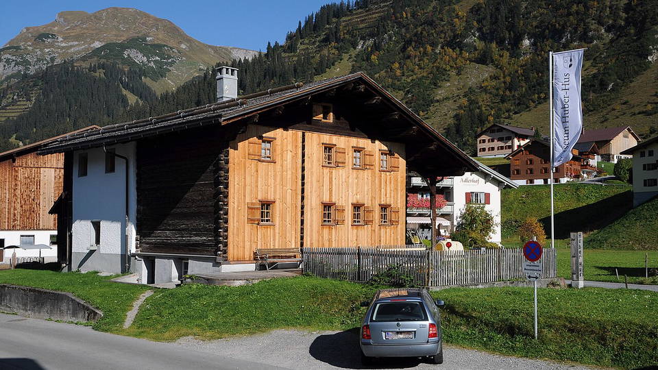 Huber-Hus in Lech am Arlberg mit traditioneller Holzfassade und Bergkulisse