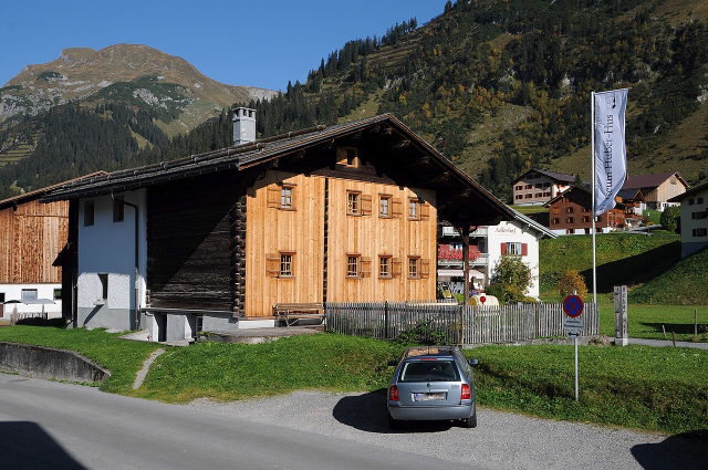 Huber-Hus in Lech am Arlberg mit traditioneller Holzfassade und Bergkulisse