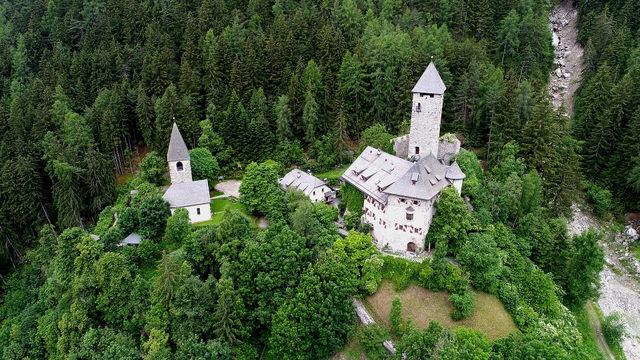 Burg Neuhaus oberhalb von Gais zwischen bewaldeten Berghängen