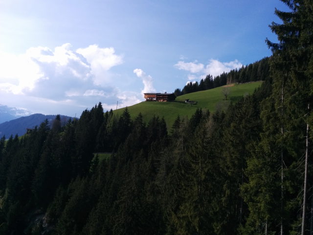 Bergbauernhof in der Alpbacher Landschaft