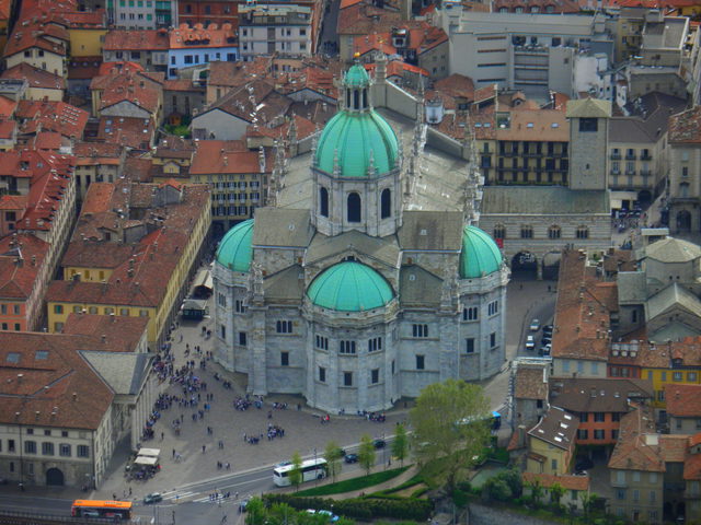 Blick von oben auf den Dom von Como und den angrenzenden Domplatz