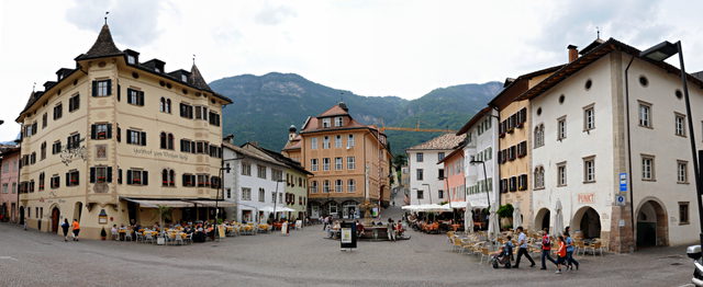 Panorama des Marktplatzes von Kaltern mit den historischen Häuserfronten