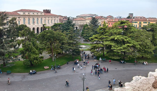 Piazza Bra mit Grünanlage und historischen Fassaden in Verona