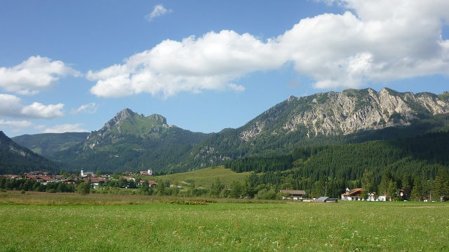 Grän im Tannheimer Tal mit Wiesen, Wald und Bergkulisse