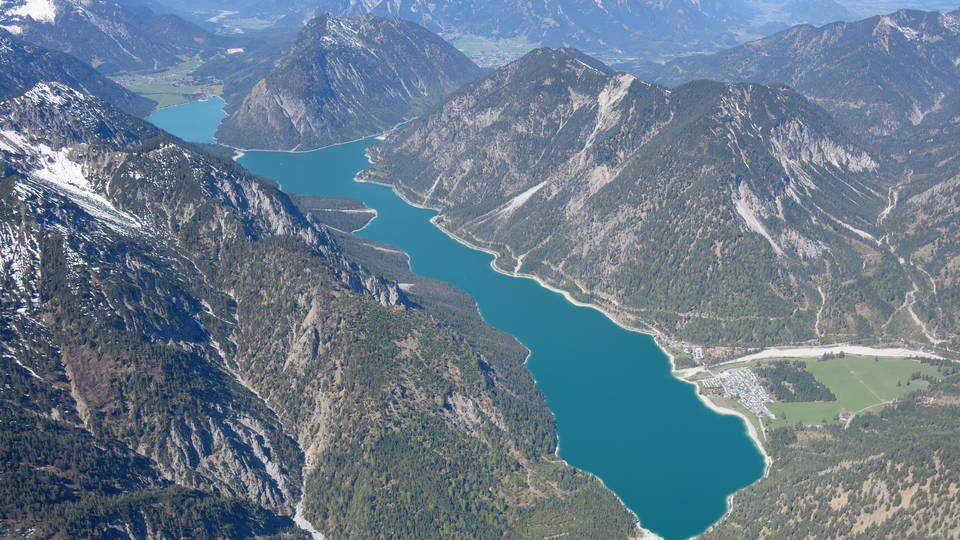 Symbolbild: Luftbild des Plansees von Osten mit dem Heiterwanger See im Hintergrund. Keine Originalaufnahme dieses Eintrags.