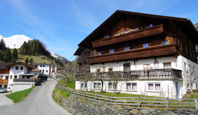 Traditionelles Haus am Weg in Obermauern bei Virgen