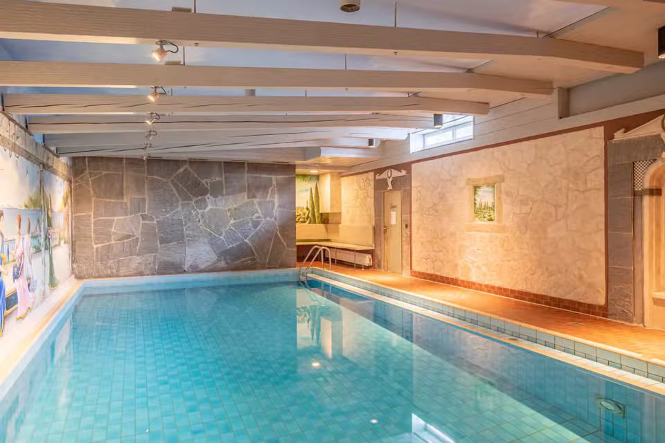 Hallenbad im Haupthaus für Chaletgäste