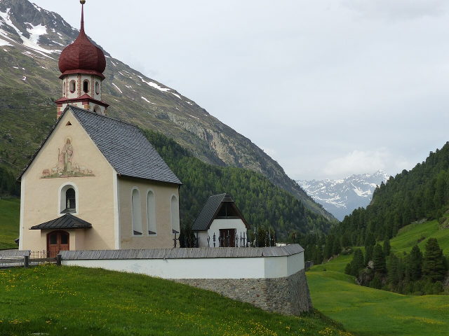 Pfarrkirche St. Jakob in Vent mit Friedhofsmauer und Bergkulisse