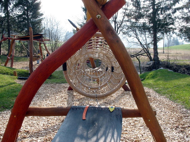 Kinderspielplatz in Jungholz mit hölzernen Spielgeräten