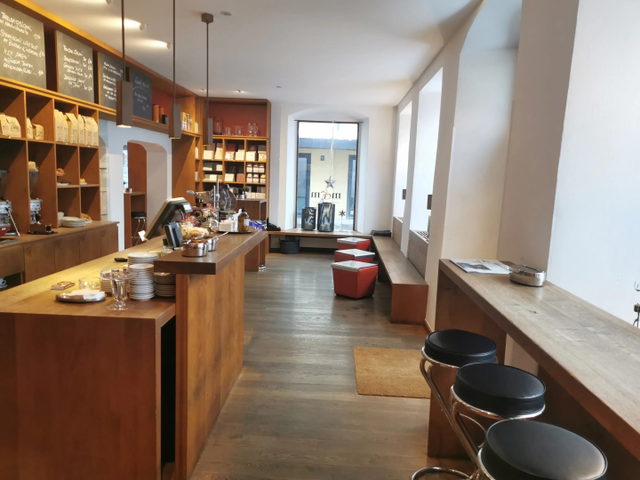 Theke und Feinkostregale im m&m in Kempten