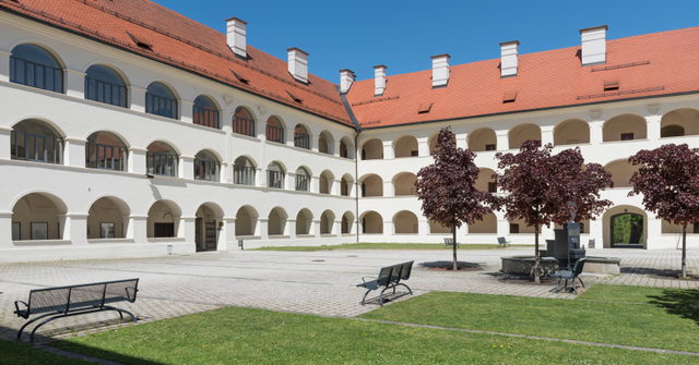 Barocker Arkadenhof im Stift Eberndorf