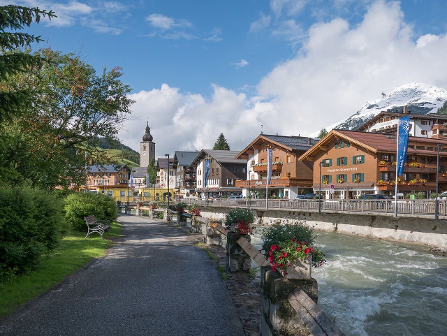 Kontextbild: Lech-Promenade im Ortszentrum von Lech am Arlberg