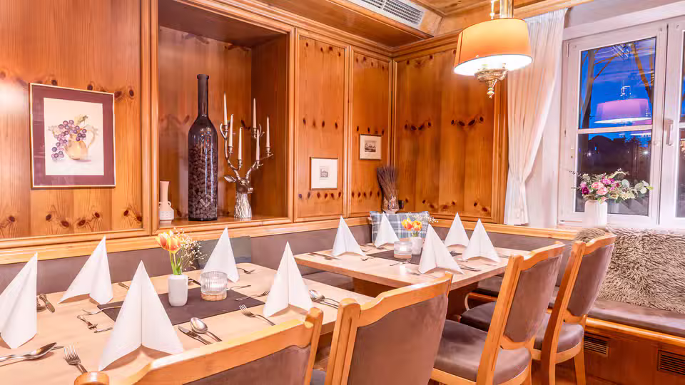 Holzgetäfelter Gastraum des Restaurant Kurfürst mit gedeckten Tischen