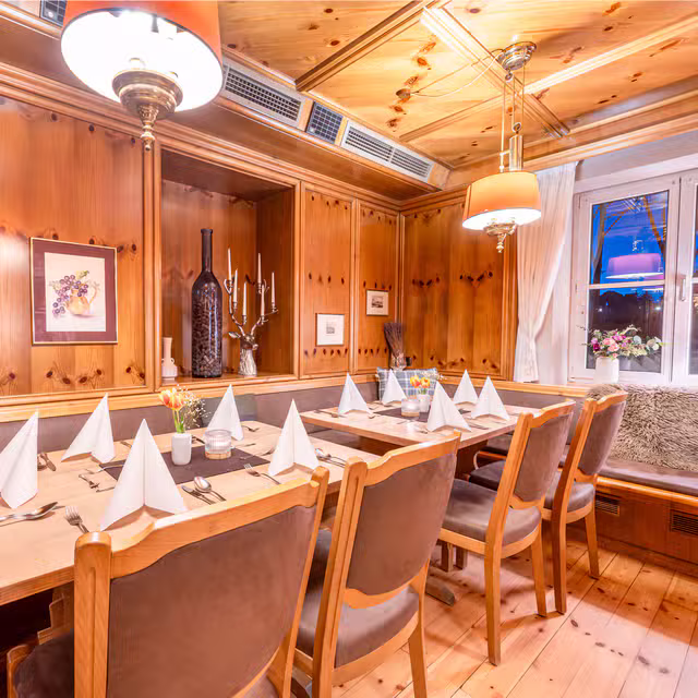 Holzgetäfelter Gastraum des Restaurant Kurfürst mit gedeckten Tischen