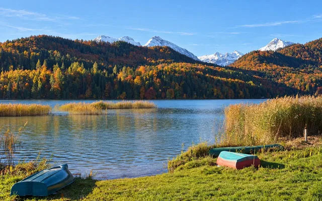 Herbstlicher Weißensee vor dem Dreimäderlhaus
