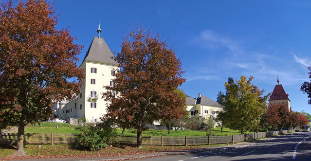 Stift Millstatt zwischen herbstlichen Bäumen