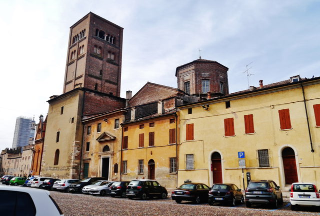 Historische Fassaden und Glockenturm an der Piazza Sordello in Mantua