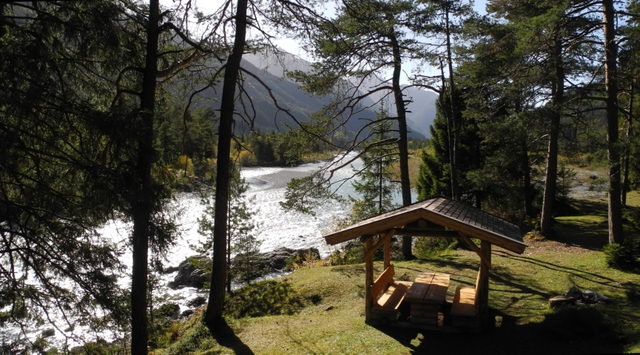 Lech bei Elmen mit Rastplatz am Ufer