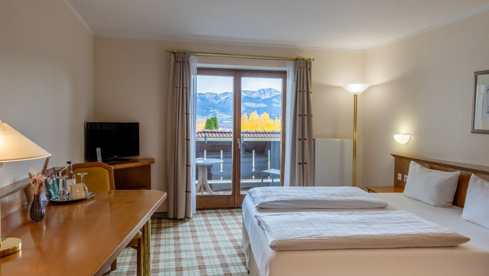 Doppelzimmer Berg- und Talblick Standard – Einrichtungsbeispiel