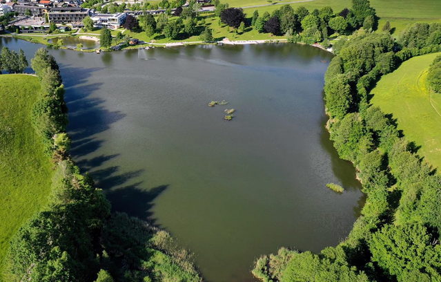 Ritzensee in Saalfelden mit Uferwegen und Wiesen