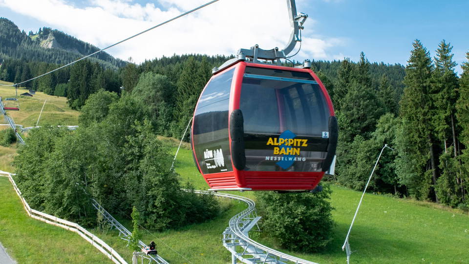 Gondel der Alpspitzbahn über den Sommerwiesen