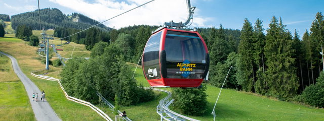 Gondel der Alpspitzbahn über den Sommerwiesen