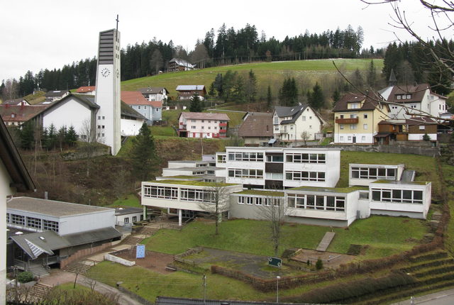 Kirche St. Katharina und benachbarte Gebäude in Gütenbach.