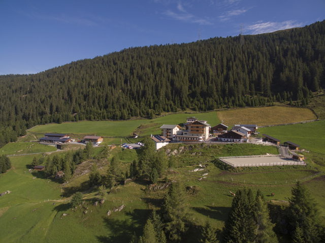 Gasthof Marlstein in der Tiroler Berglandschaft