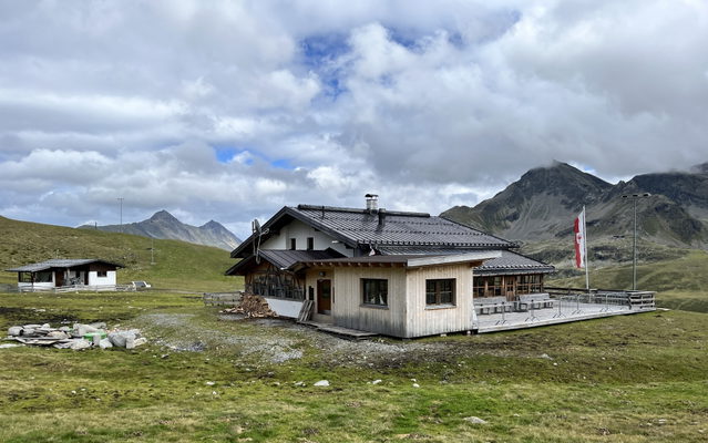Kaiser-Max-Hütte in Kühtai mit Terrasse und Bergkulisse im Sommer