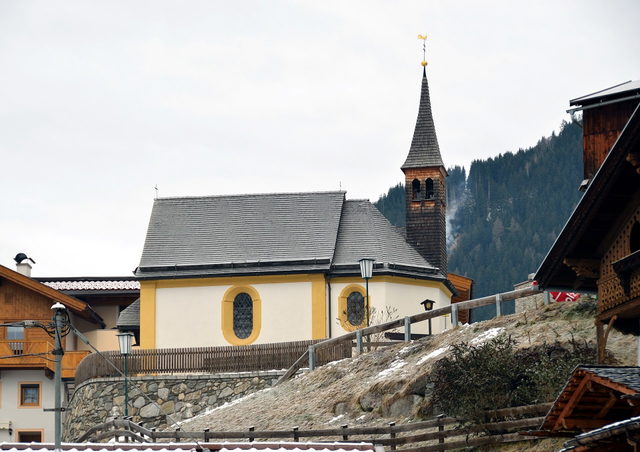 Antoniuskapelle und Häuser im Zillertaler Ort Stumm