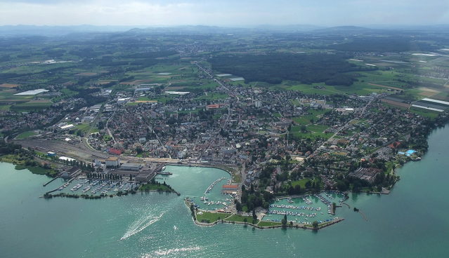 Luftbild von Romanshorn mit Hafenanlagen und Bodenseeufer