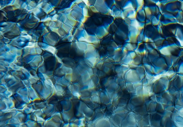 Symbolbild: Lichtreflexe auf dem Wasser eines Schwimmbeckens