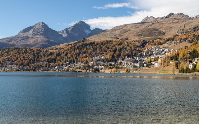 Blick über den St. Moritzersee auf St. Moritz im Herbst