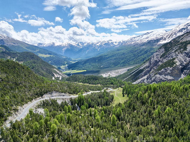 Berglandschaft und Wälder im Val Müstair