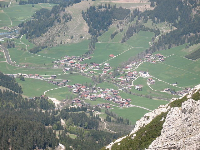 Blick von der Rohnenspitze auf Schattwald im Tannheimer Tal