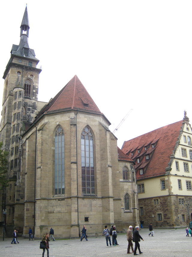 Stiftskirche und Fruchtkasten am Stuttgarter Schillerplatz.