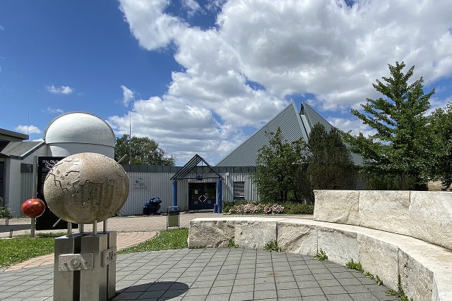 Planetarium und Sternwarte Laupheim mit Planetenskulpturen vor dem Eingang