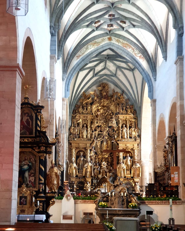 Barocker Hochaltar und Gewölbe im Chor des Gurker Doms