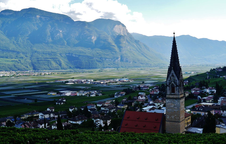 Familienerlebnisse in Tramin an der Weinstraße – Minigolf, Dorfgeschichten und Natur entdecken