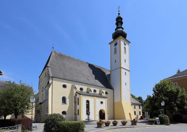 Pfarrkirche am Ortsplatz von Peuerbach