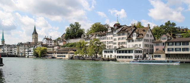 Zürcher Altstadt mit historischen Häusern am Ufer der Limmat