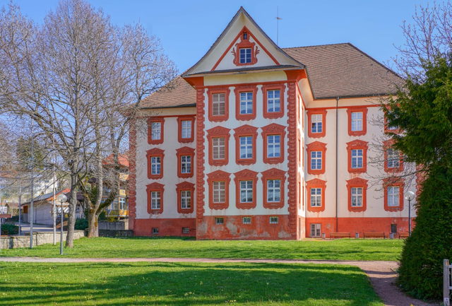 Schloss Bonndorf mit Grünfläche und barocker Fassade