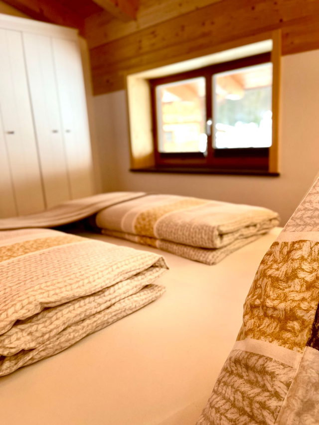 Schlafzimmer der Ferienwohnung Solara mit Doppelbett und Fenster