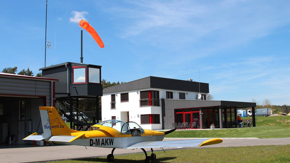 Flugzeug vor dem Betriebsgebäude am Flugplatz Nittenau-Bruck