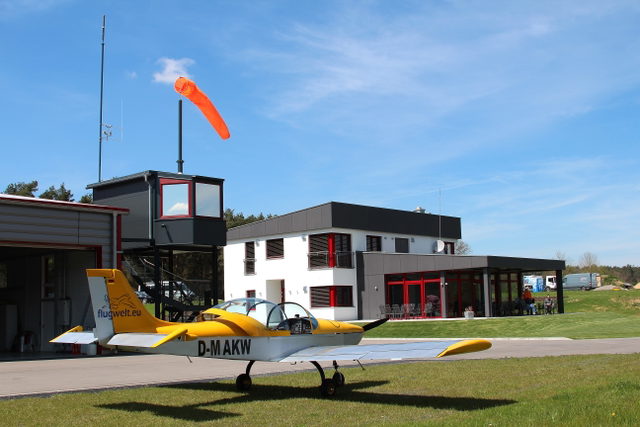 Flugzeug vor dem Betriebsgebäude am Flugplatz Nittenau-Bruck