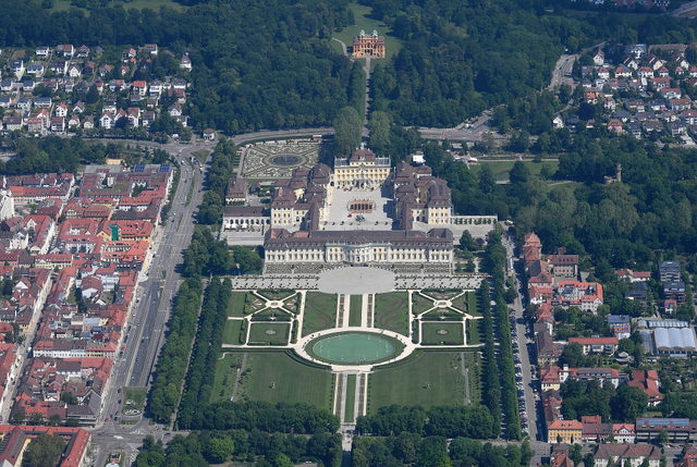 Luftbild des Residenzschlosses Ludwigsburg und seiner Gartenanlagen