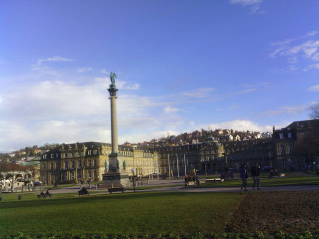 Schlossplatz Stuttgart mit Jubiläumssäule und Königsbau.