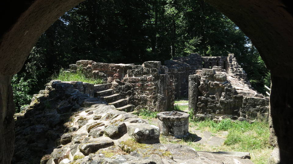 Blick durch einen Mauerbogen auf die Burgruine Lützelhardt bei Seelbach