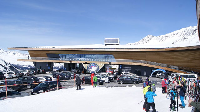 Außenansicht der Top Mountain Motorcycle Experience in Hochgurgl im Winter