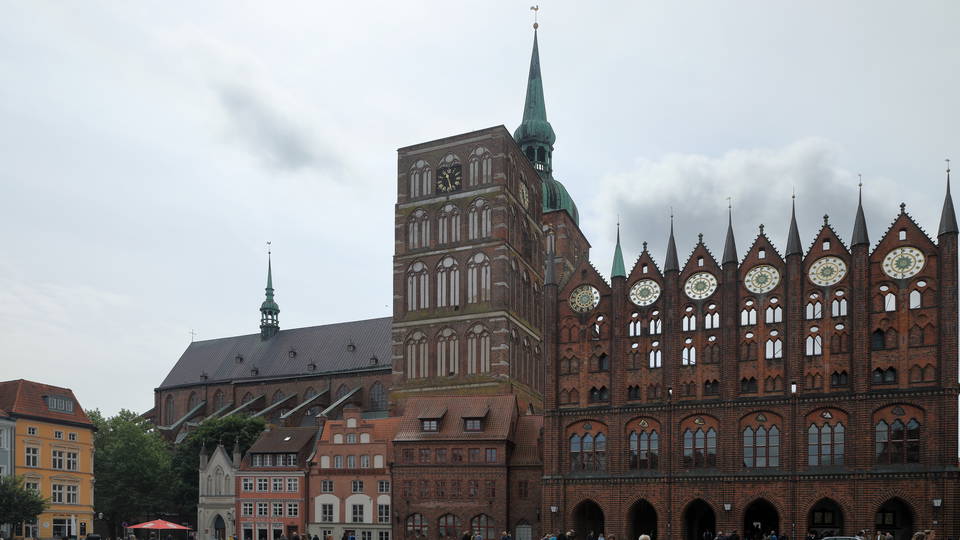 Rathaus und Nikolaikirche am Alten Markt in Stralsund.